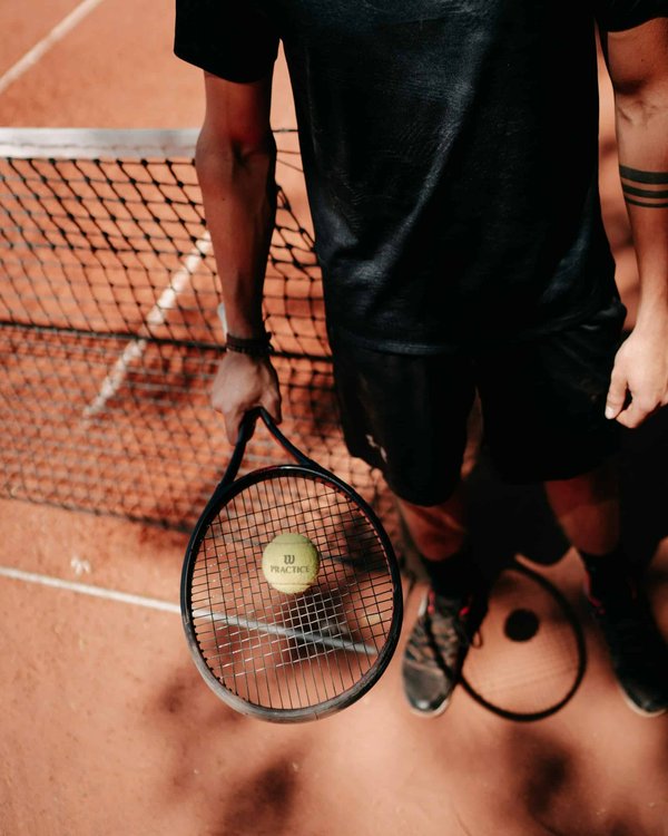 Comment l'analyse biomécanique des mouvements peut-elle aider à prévenir les blessures chez les joueurs de tennis ?