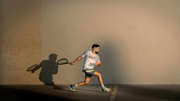 Quels exercices de musculation peuvent aider à renforcer les muscles des mains chez les joueurs de squash?